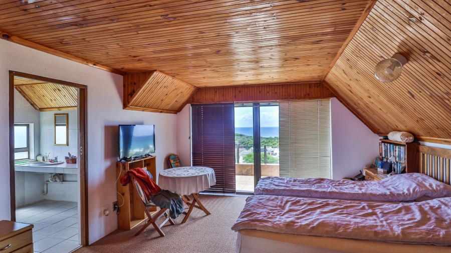 4 Bedroom Property for Sale in Cove Rock Eastern Cape